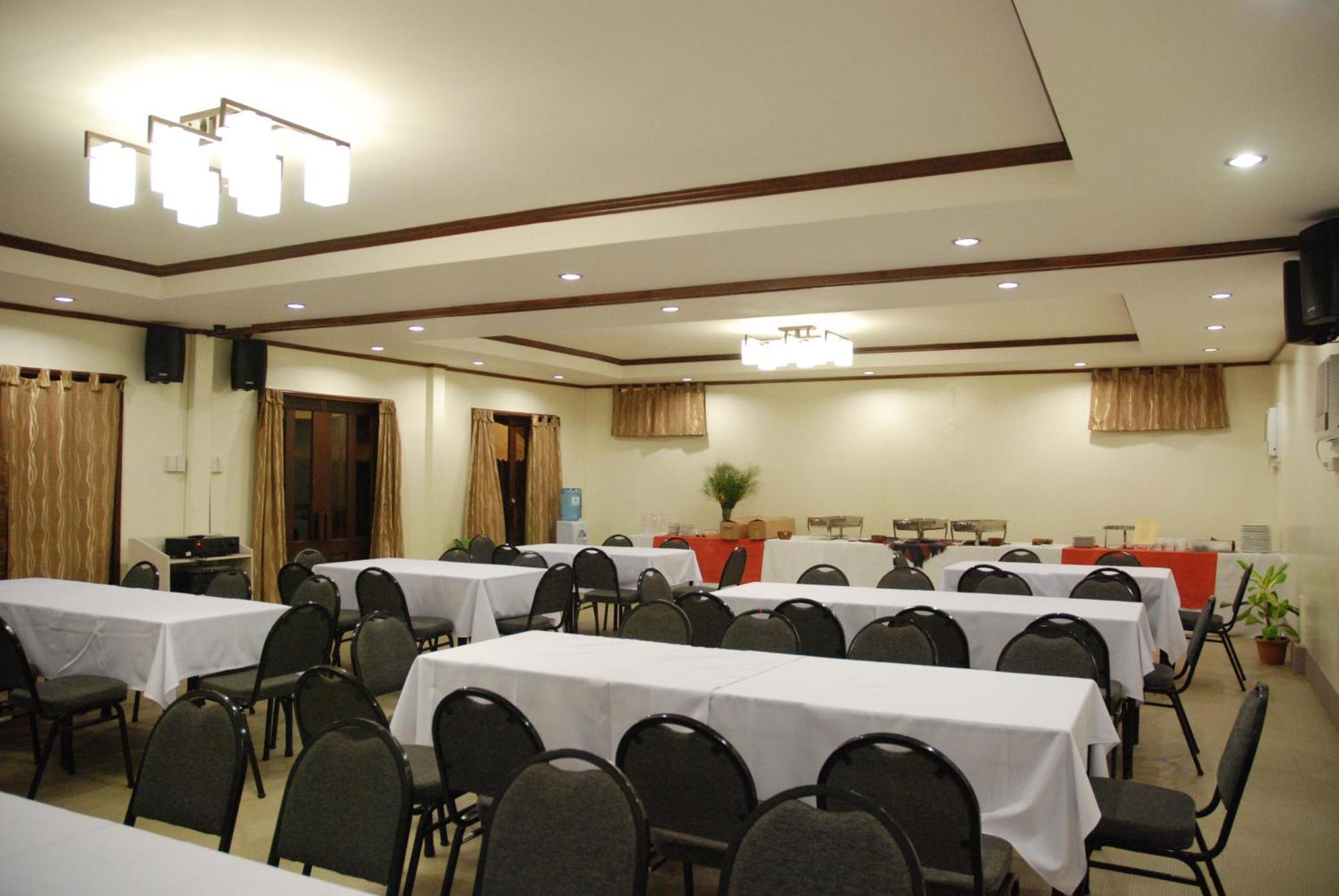 Hotel Tropika Davao Экстерьер фото