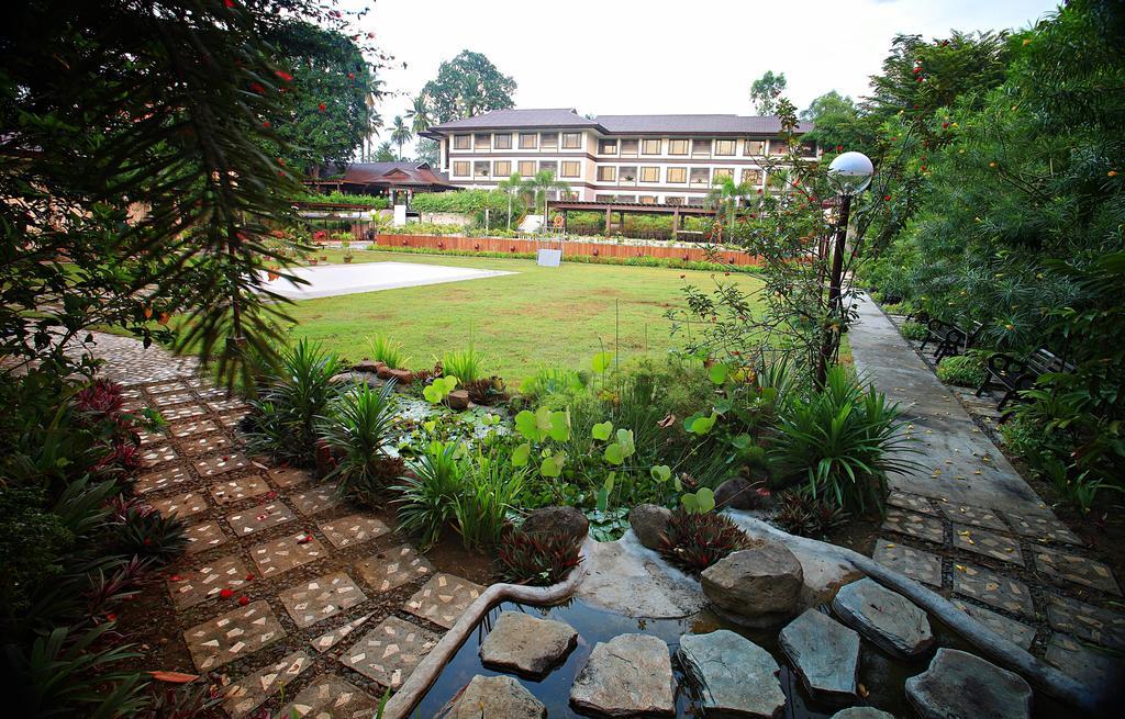 Hotel Tropika Davao Экстерьер фото