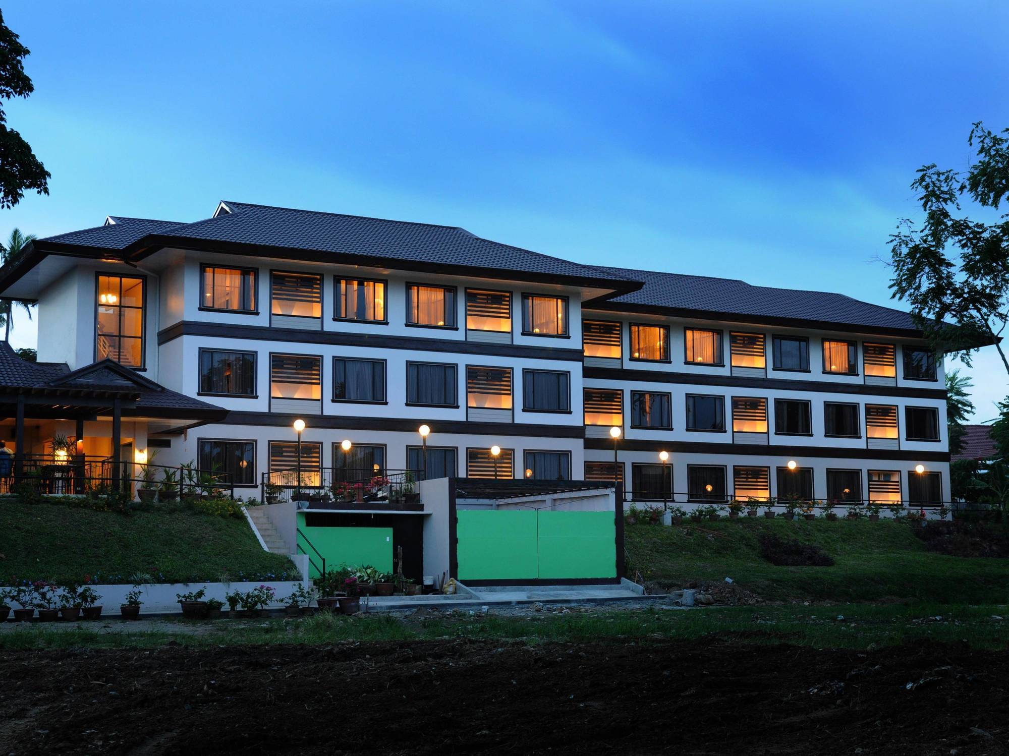 Hotel Tropika Davao Экстерьер фото