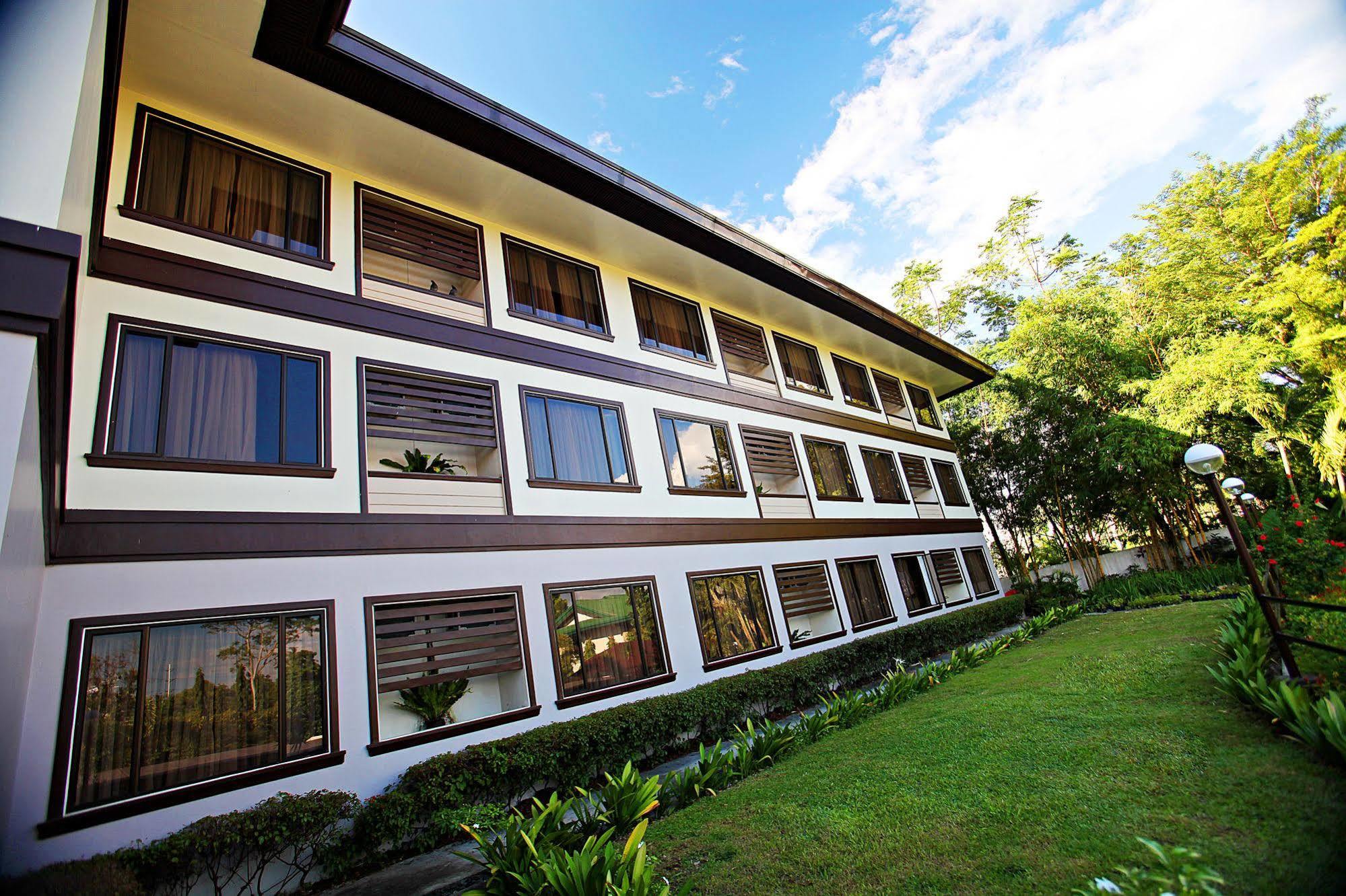 Hotel Tropika Davao Экстерьер фото