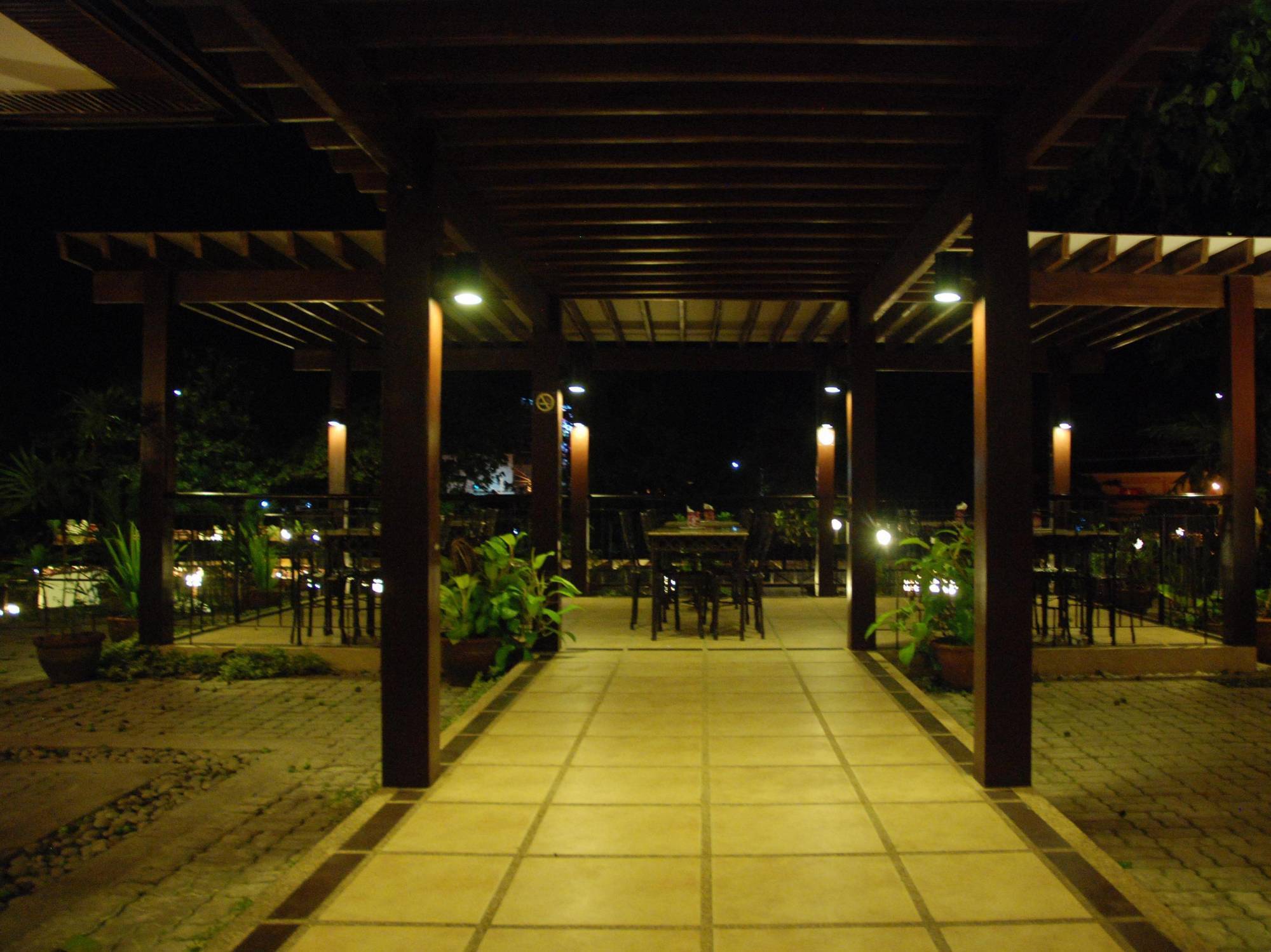 Hotel Tropika Davao Экстерьер фото