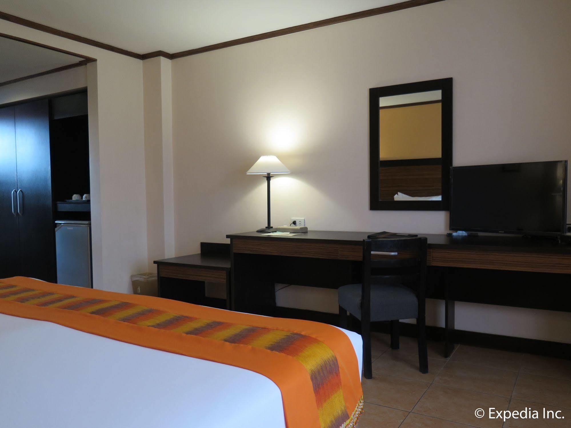 Hotel Tropika Davao Экстерьер фото