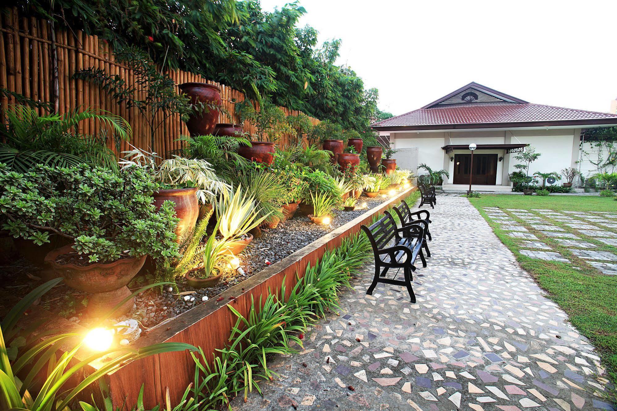 Hotel Tropika Davao Экстерьер фото