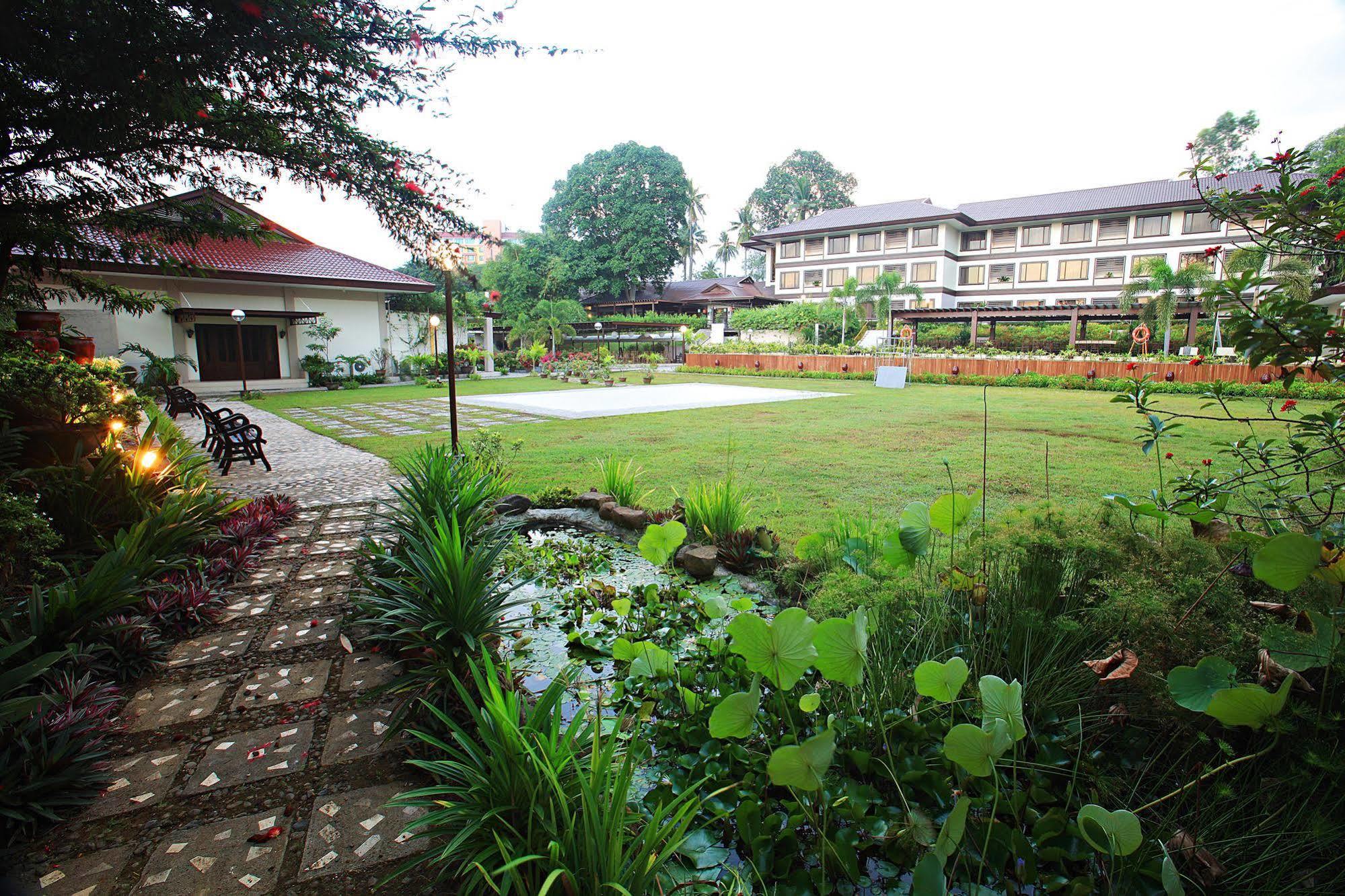 Hotel Tropika Davao Экстерьер фото