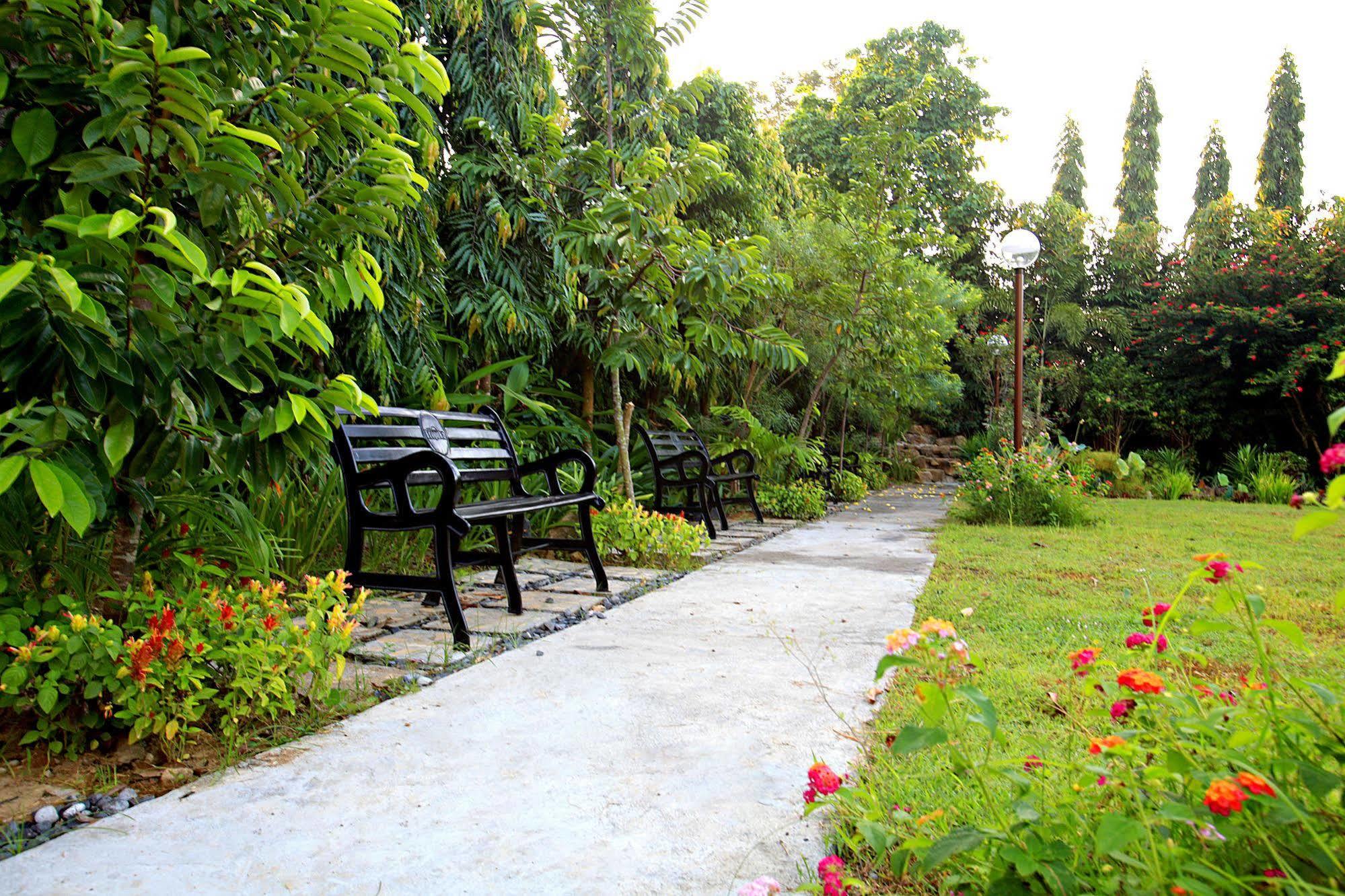 Hotel Tropika Davao Экстерьер фото
