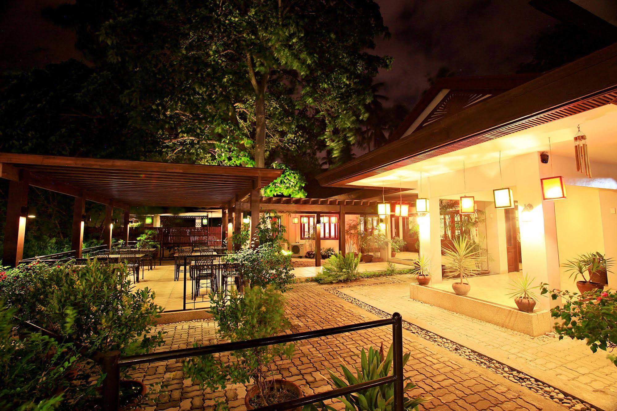 Hotel Tropika Davao Экстерьер фото